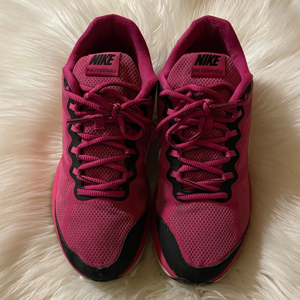Nike cross trainer sneakers